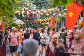 [Foto] Casco antiguo de Hoi An atrae a visitantes en primer día del festivo por Día Nacional