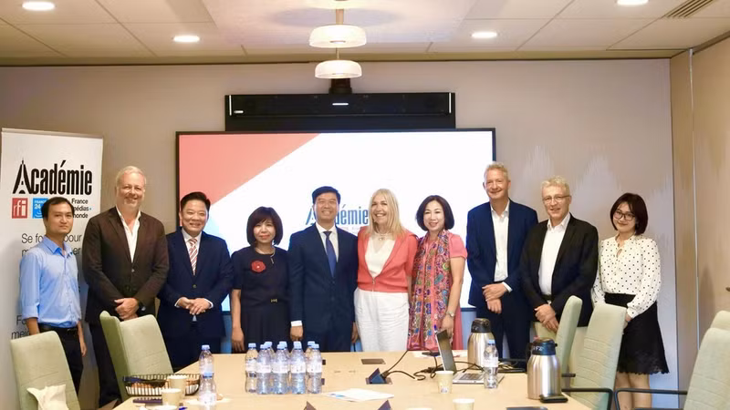 La delegación de la VOV se reúne con Marie-Christine Saragosse, presidenta y directora general del grupo francés France Médias Monde.