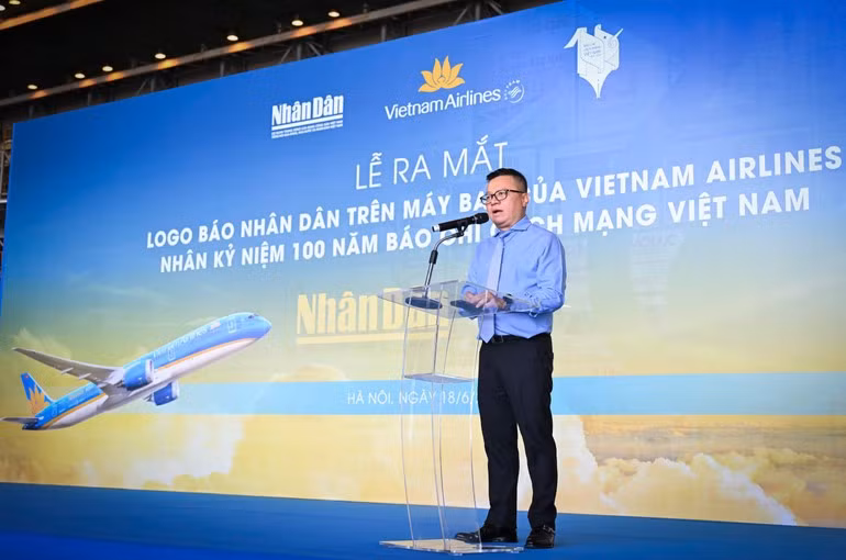 Le Quoc Minh, miembro del Comité Central del PCV, presidente-editor de Nhan Dan, subjefe de la Comisión de Propaganda y Movilización de Masas del Comité Central del PCV y presidente de la Asociación Nacional de Periodistas, habla en el acto.