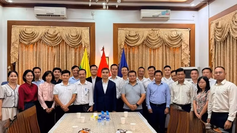 El embajador de Vietnam en Myanmar, Nguyen Anh Duc, y representantes de la comunidad empresarial vietnamita. (Foto: Embajada de Vietnam en Myanmar)
