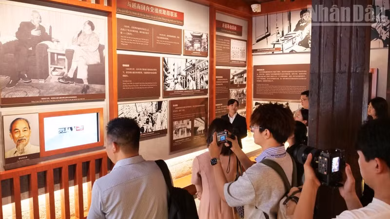 Turistas visitan el sitio de reliquias dedicado al Presidente Ho Chi Minh en Kunming, provincia de Yunnan. (Foto: Nhan Dan)