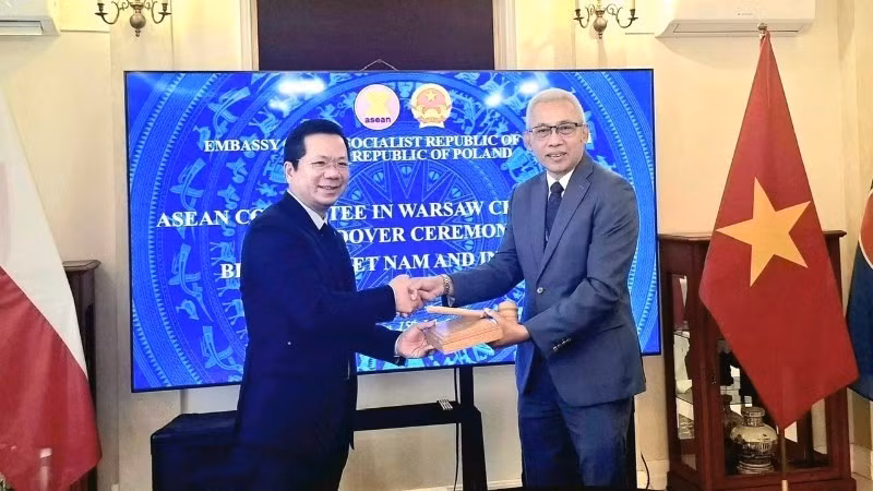 El embajador Ha Hoang Hai entrega la presidencia rotativa a la embajada de Indonesia en Polonia. (Foto: Embajada de Vietnam en Polonia)