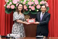 El teniente general Le Van Tuyen, miembro del Comité Central del Partido y viceministro de Seguridad Pública de Vietnam, recibe a la viceministra de Relaciones Exteriores de Uruguay, Valeria Csukasi. (Foto: cand.vn)