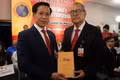 El subdirector de la Academia Nacional de Política Ho Chi Minh, Hoang Phuc Lam, entrega el libro “La aspiración de un Vietnam próspero y poderoso en la nueva era”, al presidente de la Comisión de Relaciones Exteriores de la Cámara de Diputados de México, diputado Pedro Vázquez González. (Foto: VNA). 