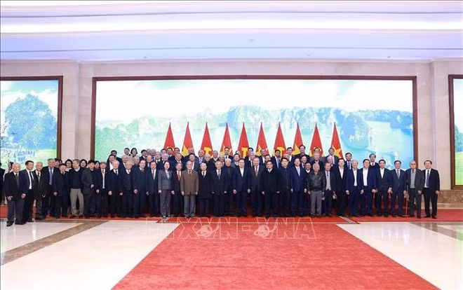 El secretario general del Partido To Lam; el presidente Luong Cuong; el primer ministro Pham Minh Chinh y el titular de la Asamblea Nacional Tran Thanh Man; junto con exlíderes del Partido, Estado, Gobierno, ministerios y organismos bajo administración central (Foto: VNA)